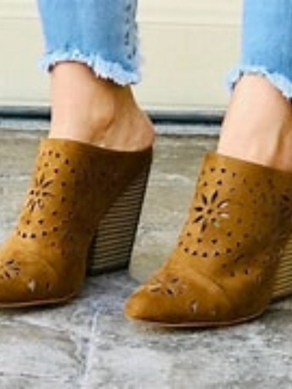 NIB ~ BCBG CARMEN LASERCUT MULES sz 10 - Picture 13 of 13